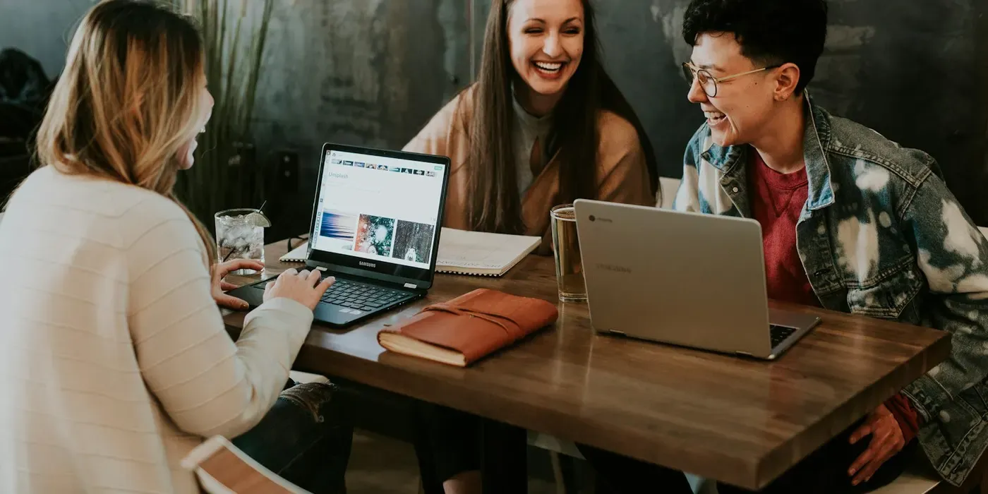 Equipo de trabajo reunido alrededor de una mesa