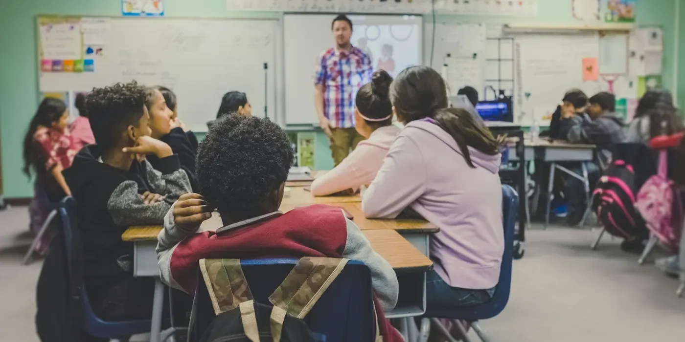 Estudiantes en un aula
