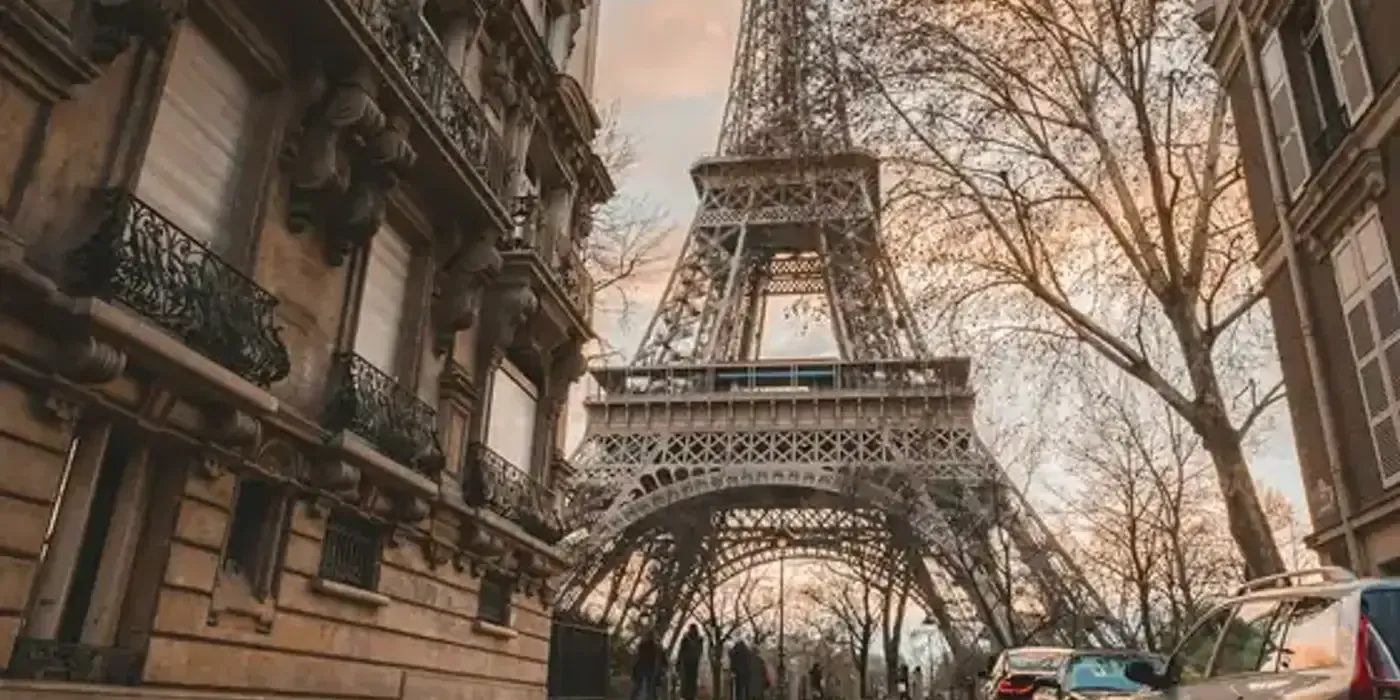 Torre Eiffel vista desde una calle con edificios haussmanianos